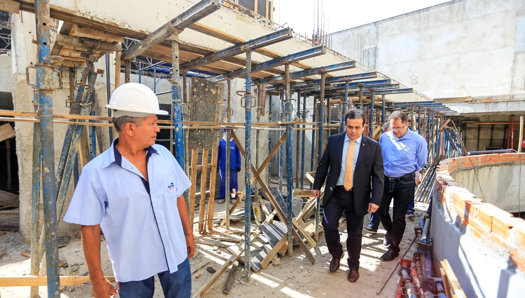 Henrique Pires visitando a obra