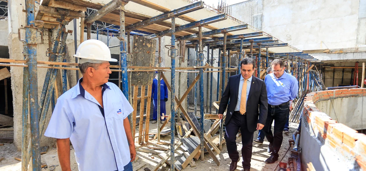 Henrique Pires visitando a obra