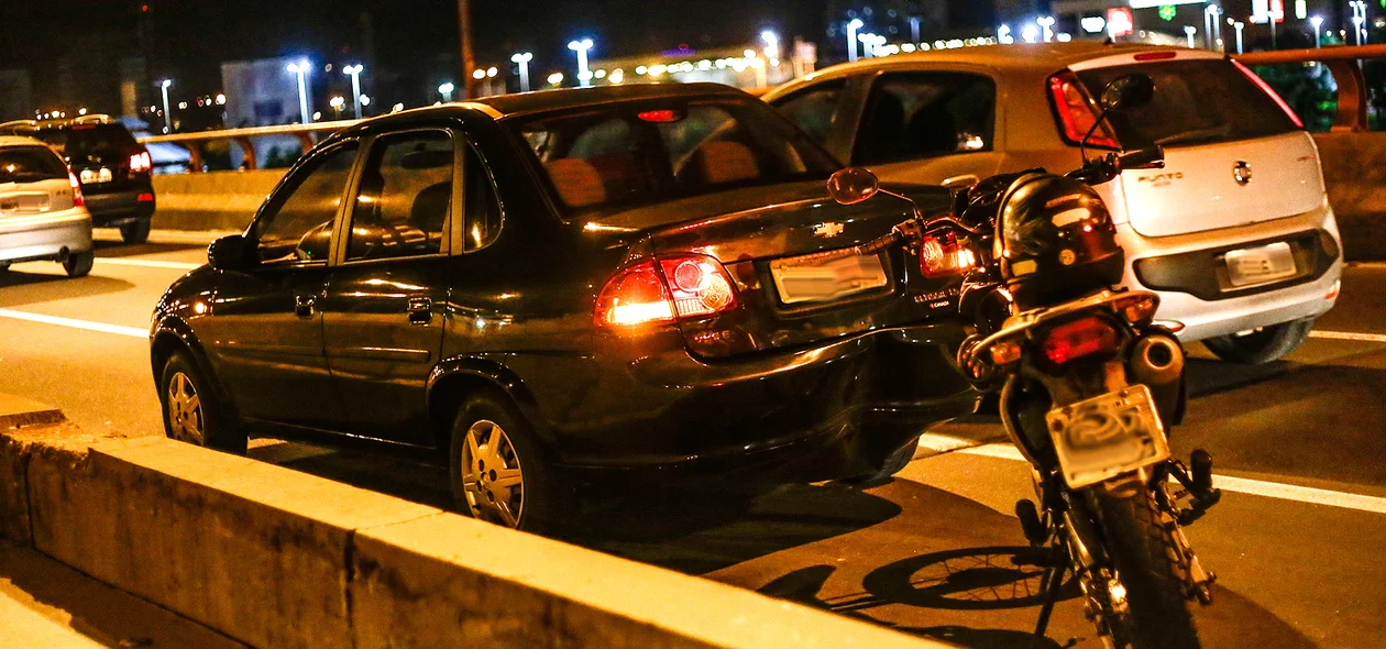 Motocicleta bate na traseira de Corsa 