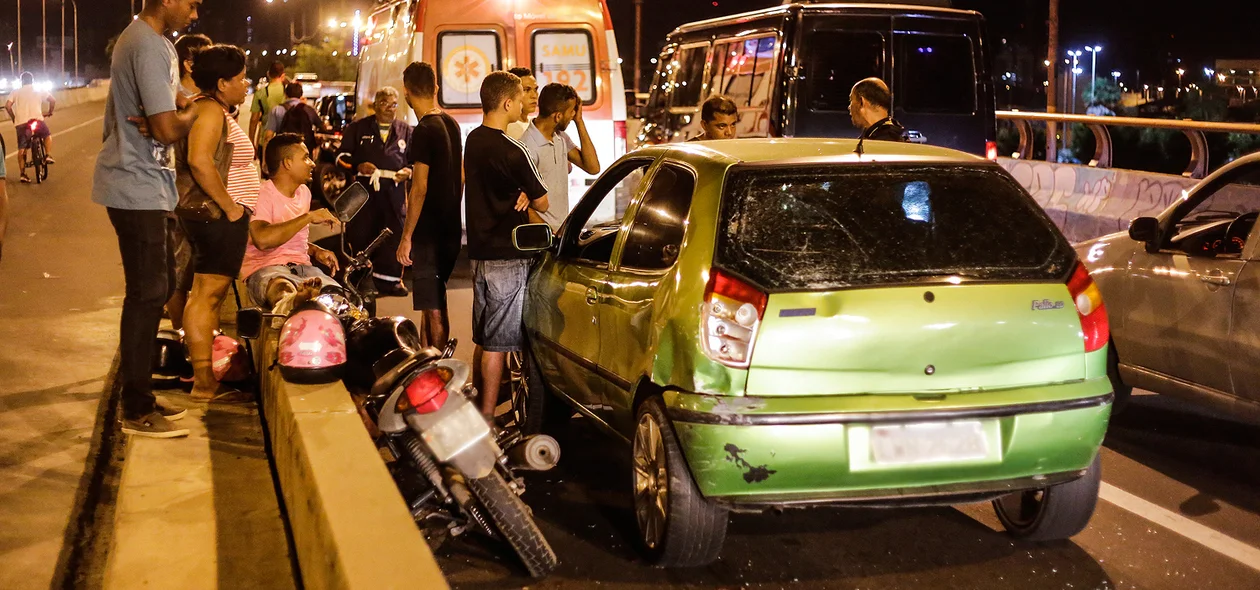 Motociclista bate na traseira de carro e fica ferido 