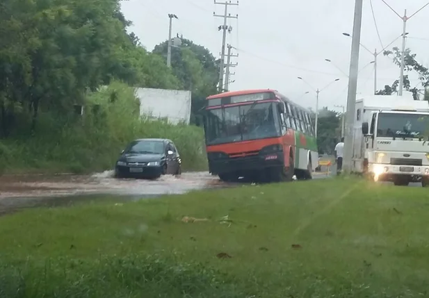 Ônibus preso em buraco