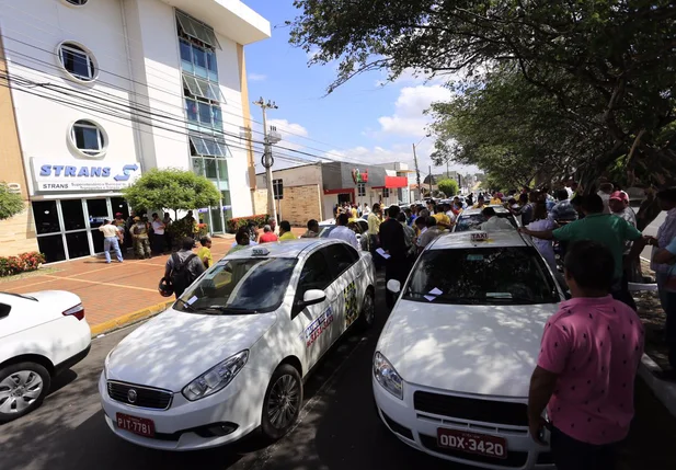 Taxistas fazem manifestação em frente a Strans em Teresina