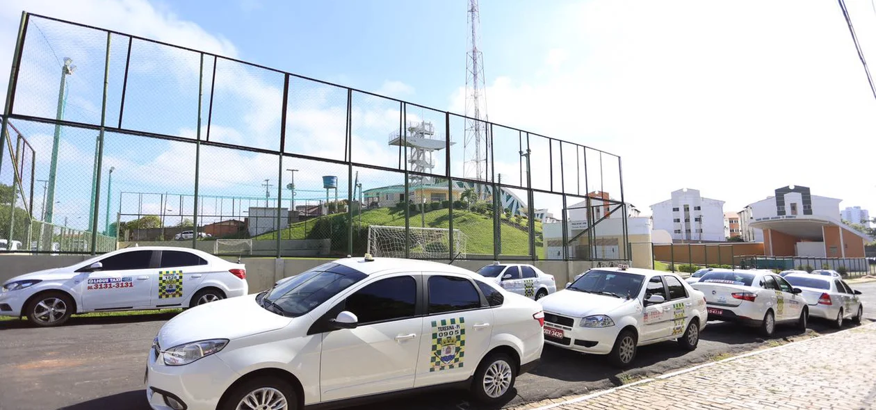 Táxis estão parados no bairro Monte Castelo