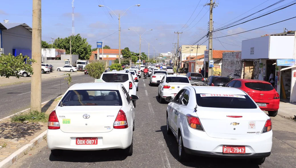 Táxis fazem carreata em protesto