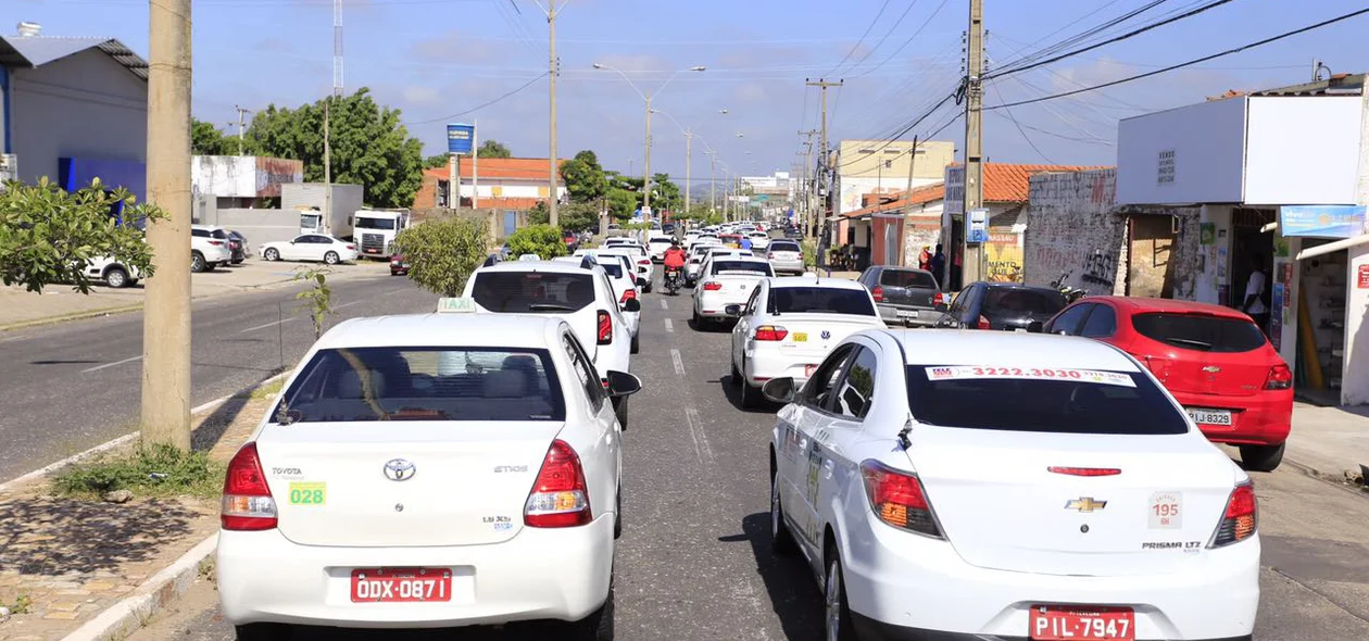 Táxis fazem carreata em protesto