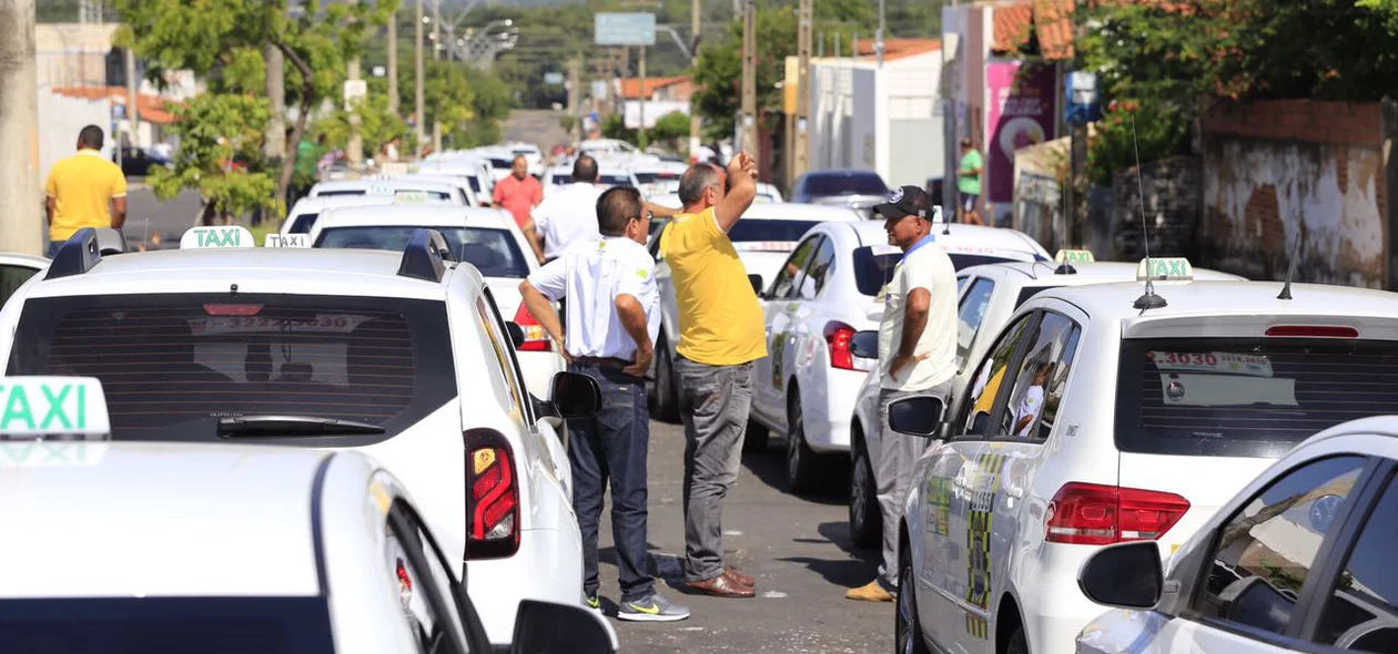 Táxis fecharam avenida em Teresina