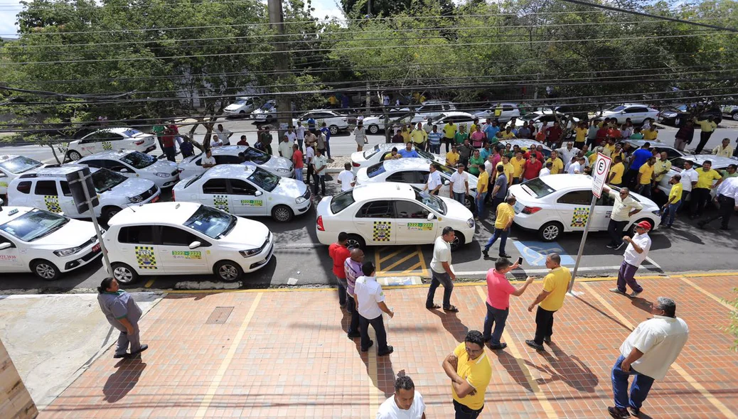 Taxistas estão concentrados em frente ao prédio da Strans