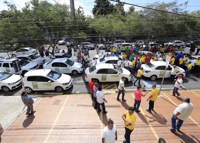 Taxistas estão concentrados em frente ao prédio da Strans