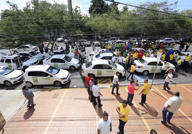 Taxistas estão concentrados em frente ao prédio da Strans