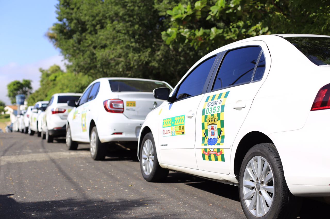 Taxistas fazem protesto em Teresina