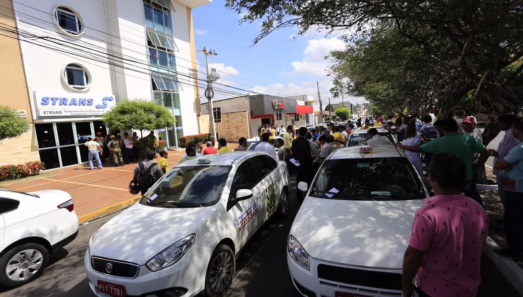 Taxistas protestam em frente a Strans em Teresina