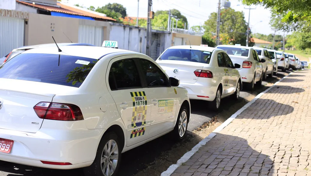 Taxistas realizam manifestação em Teresina