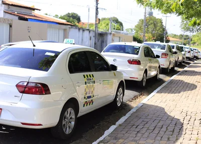 Taxistas realizam manifestação em Teresina