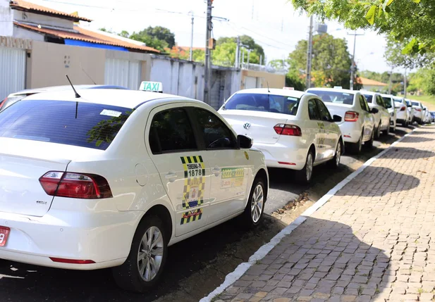 Taxistas realizam manifestação em Teresina