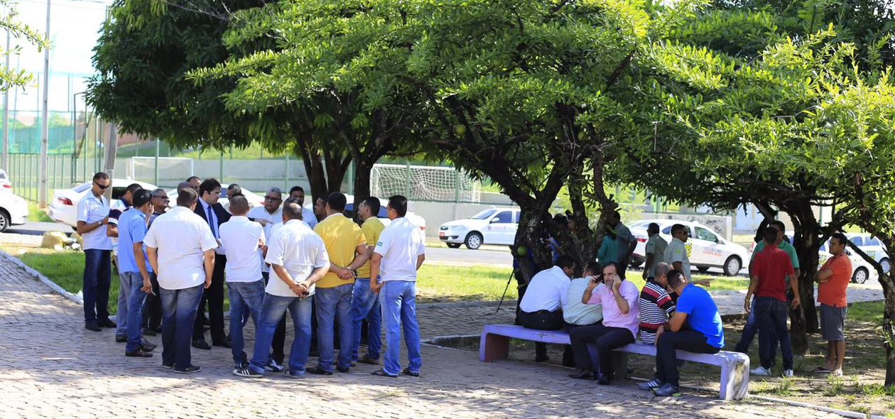 Taxistas se reúnem para manifestação em Teresina