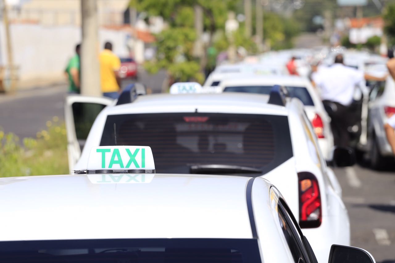 Taxistas tomam as ruas de Teresina