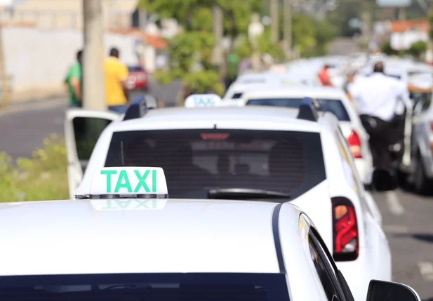 Taxistas tomam as ruas de Teresina