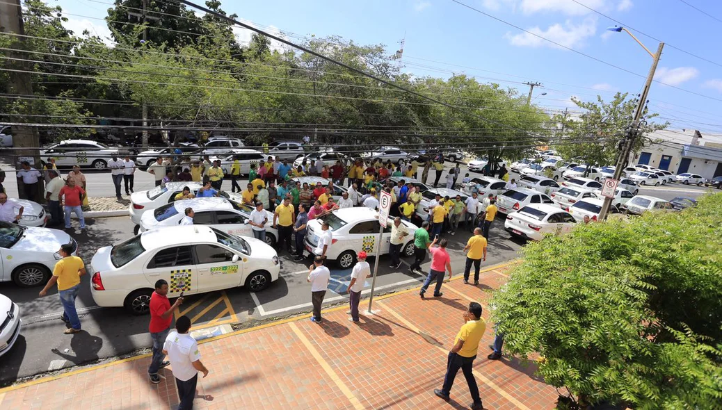 Taxitas tomaram toda a Avenida Pedro Freitas