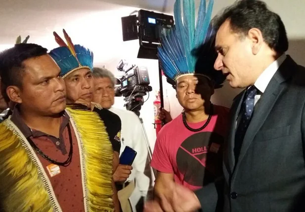 Após votação do parecer, relator Nilson Leitão conversou com índios do Mato Grosso do Sul