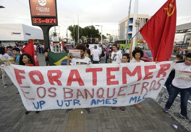 Grupos se reúnem em Teresina para pedir renúncia de Michel Temer