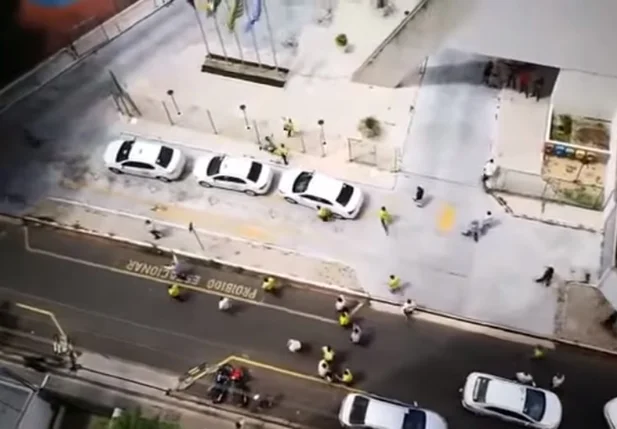 Confusão entre taxistas e motorista da Uber
