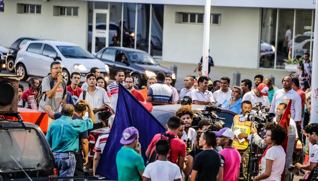 Grupos se reuniram na avenida Frei Serafim