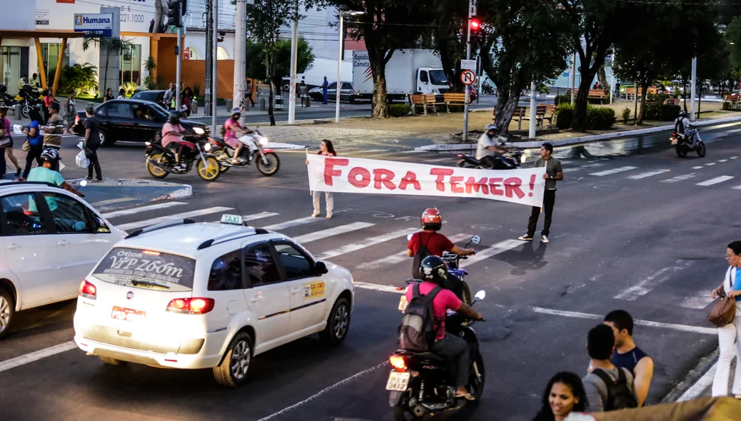 Manifestantes interrompem transito durante protesto em Teresina