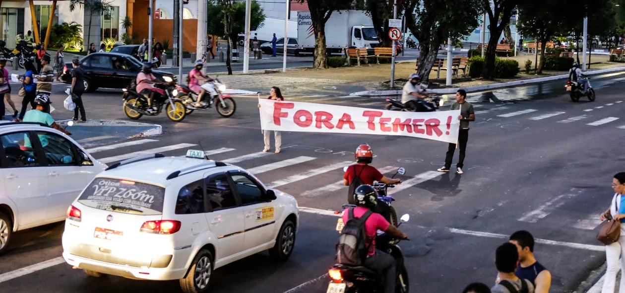 Manifestantes interrompem transito durante protesto em Teresina