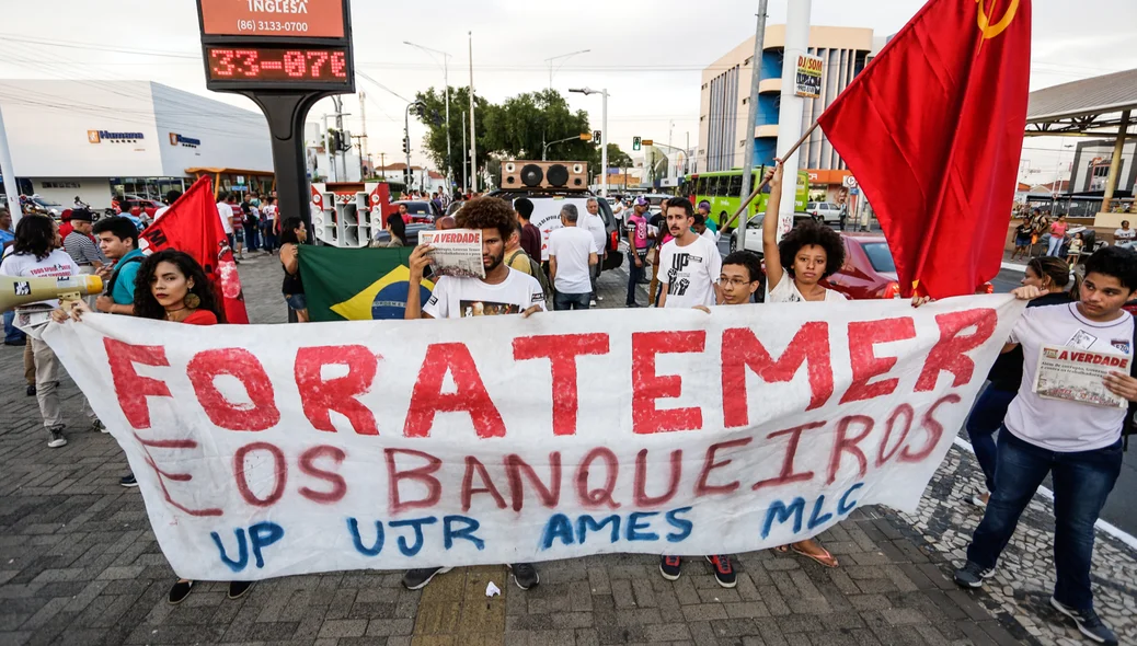 Manifestantes na avenida Frei Serafim