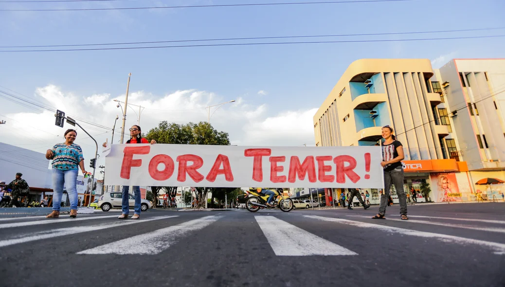 Manifestantes seguram cartaz escrito 'Fora Temer'