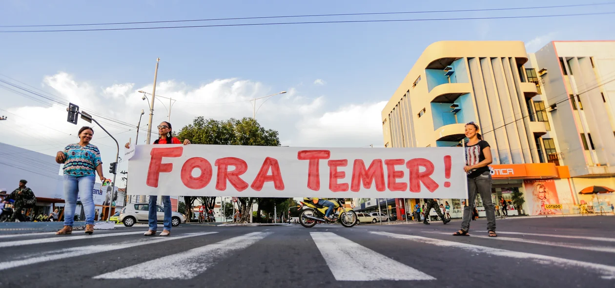 Manifestantes seguram cartaz escrito 'Fora Temer'