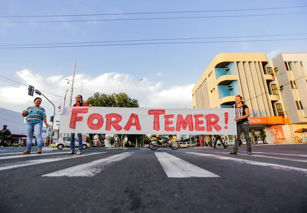 Manifestantes seguram cartaz escrito 'Fora Temer'