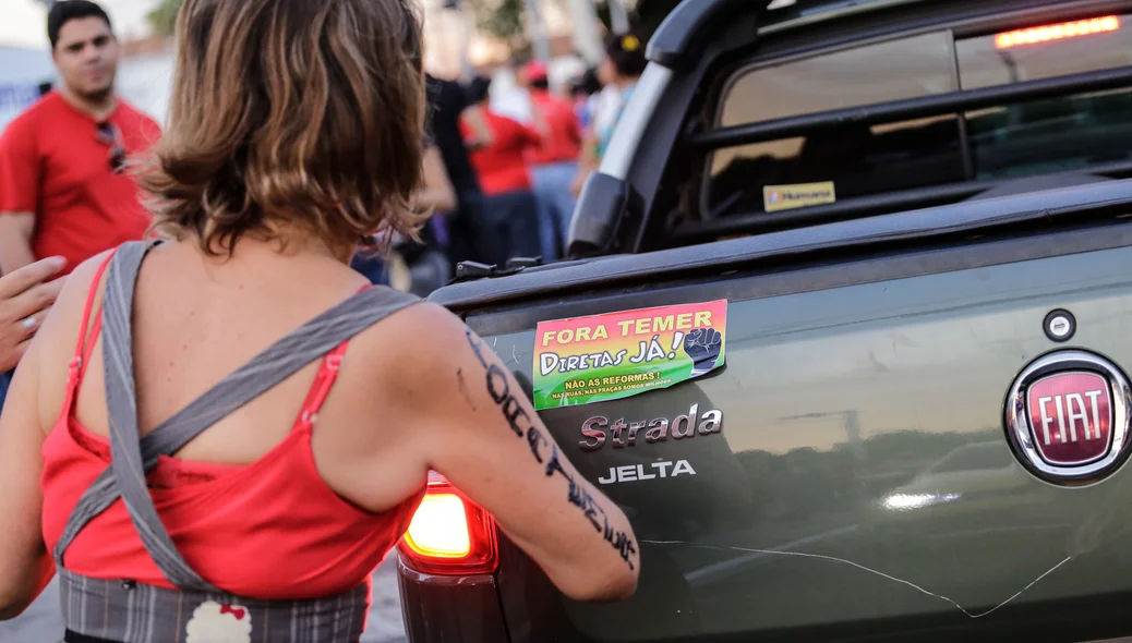 Participante de manifestação contra Temer
