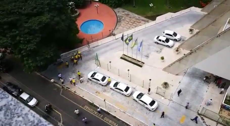 Taxistas tentam agredir motorista da Uber em Teresina