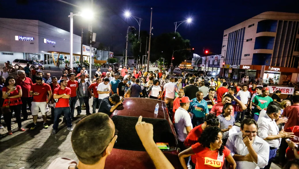 Vários manifestantes na avenida Frei Serafim