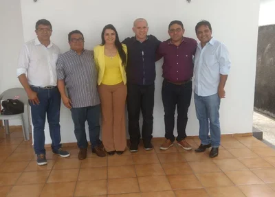 Líderes dos partidos que compareceram ao encontro 