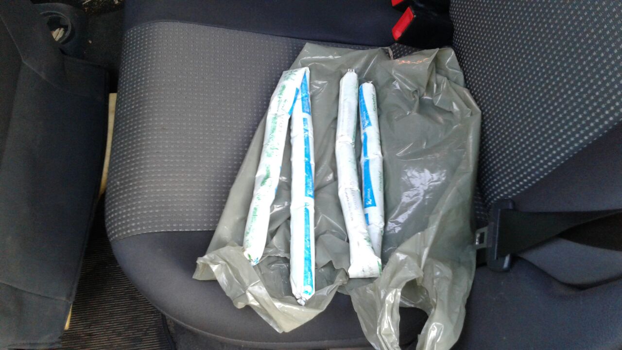 Explosivos encontrados em um dos carros