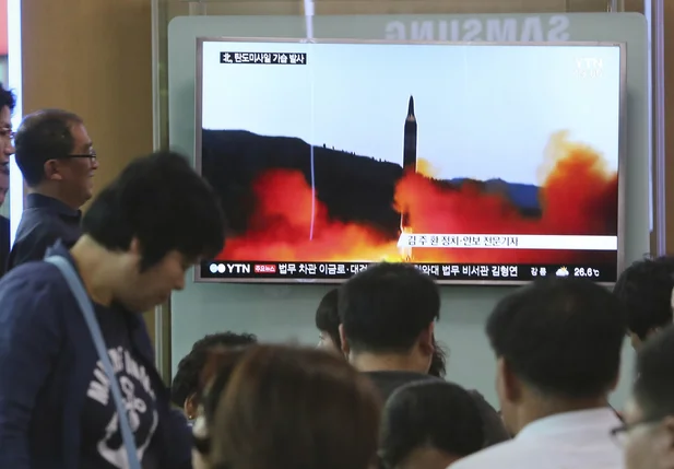   Pessoas assistem a programa de TV que mostra míssil lançado pela Coreia do Norte