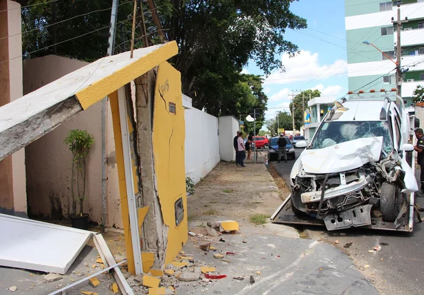Carro desgovernado derruba muro de residência em Teresina
