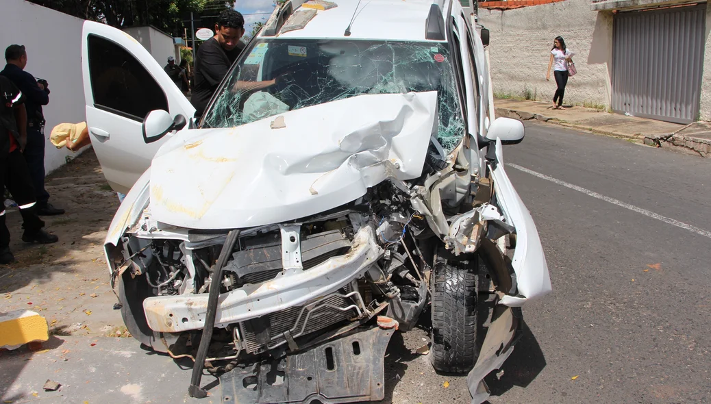 Carro ficou com a parte frontal destruída