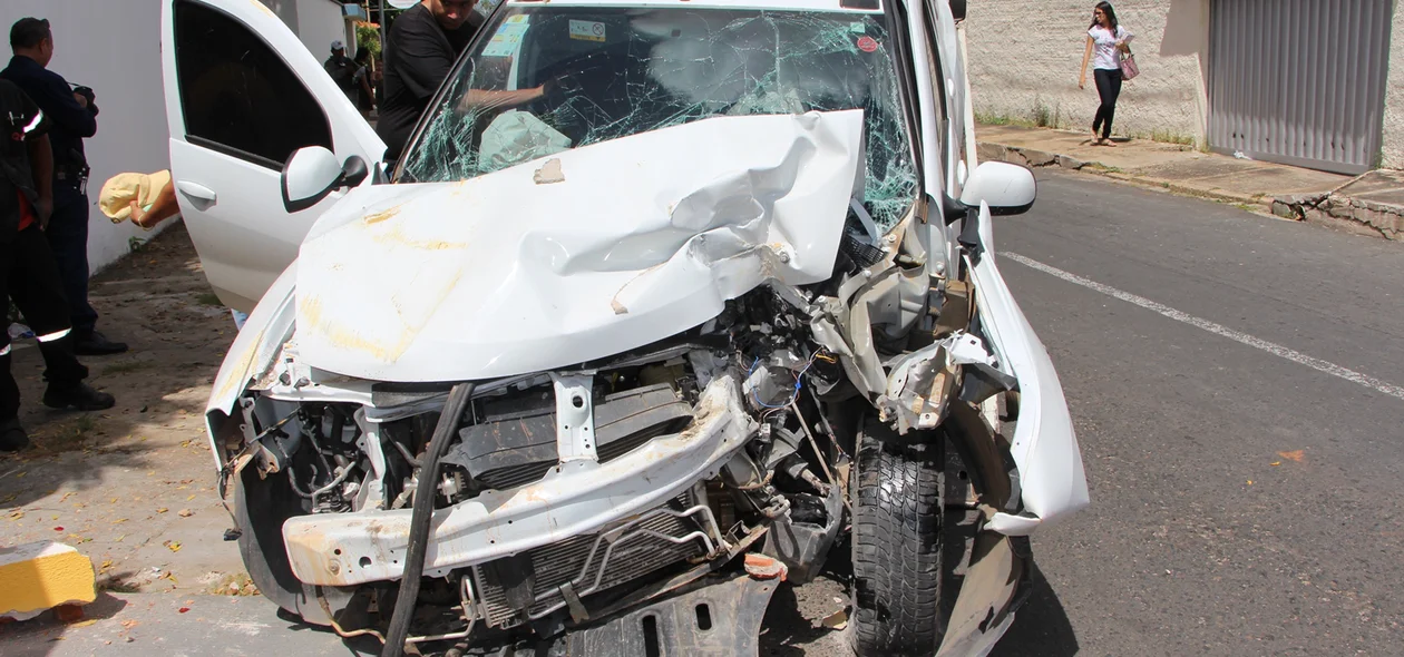 Carro ficou com a parte frontal destruída