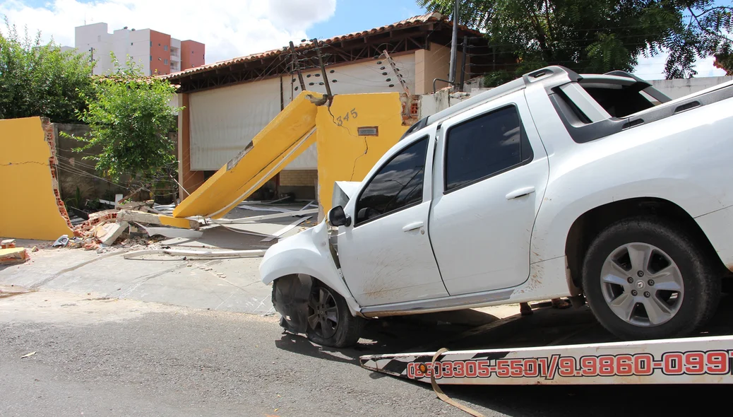 Carro precisou ser rebocado