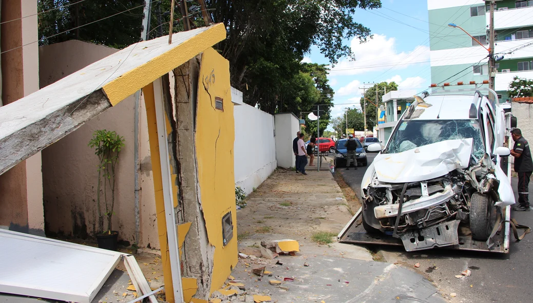 Colisão destruiu fachada da casa
