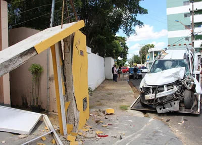 Colisão destruiu fachada da casa