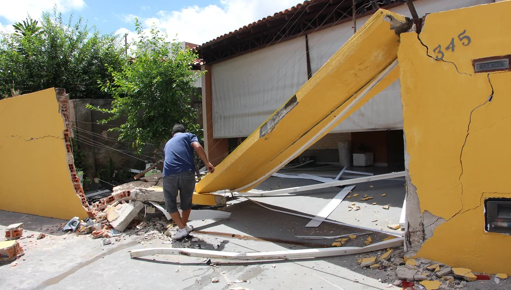 Muro da residência ficou destruído