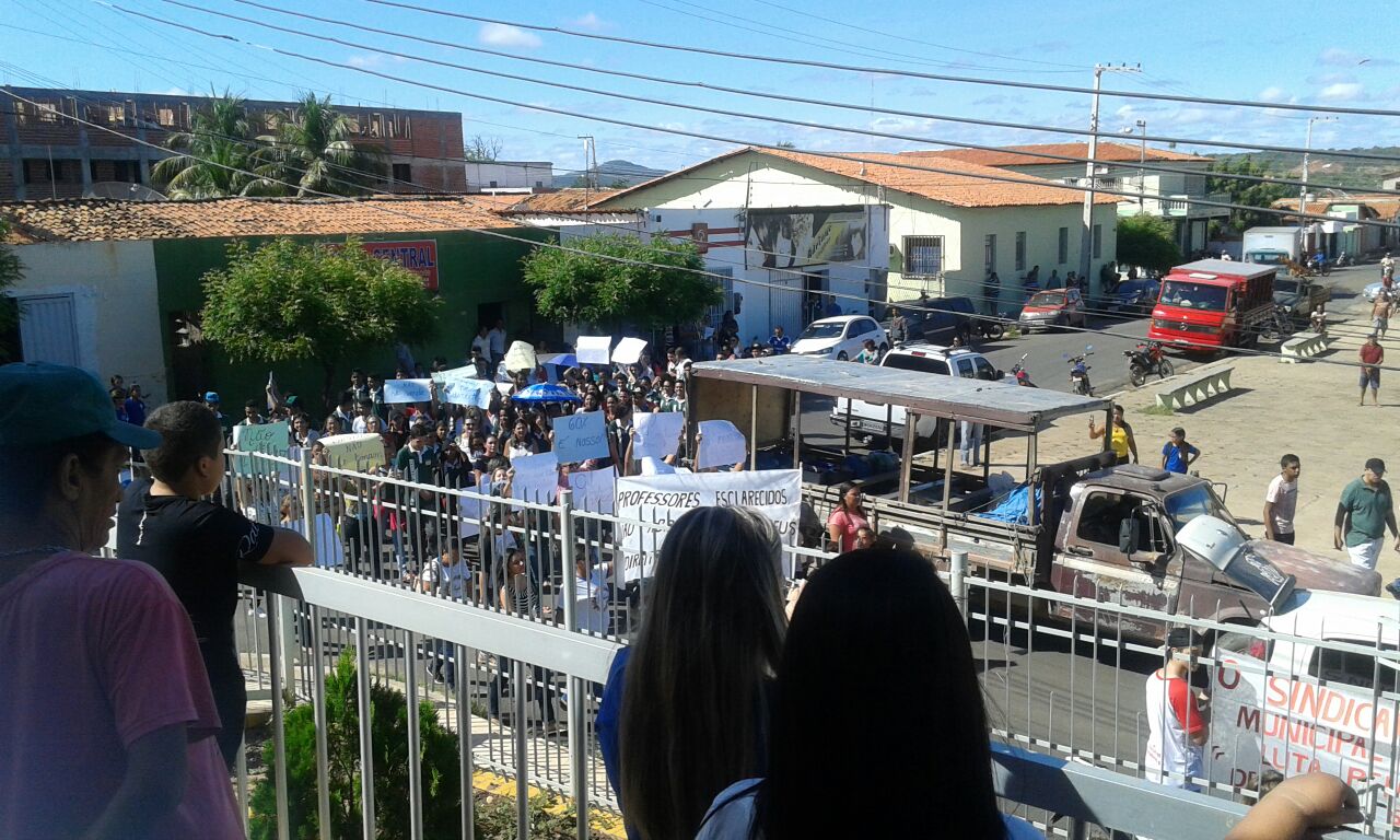 Populares fazem manifestação contra projetos da prefeitura de Pimenteiras