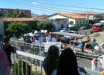 Populares fazem manifestação contra projetos da prefeitura de Pimenteiras