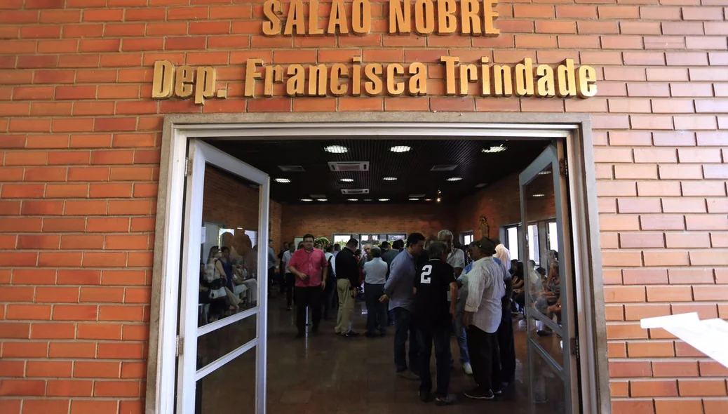 Velório ocorre no Salão Nobre