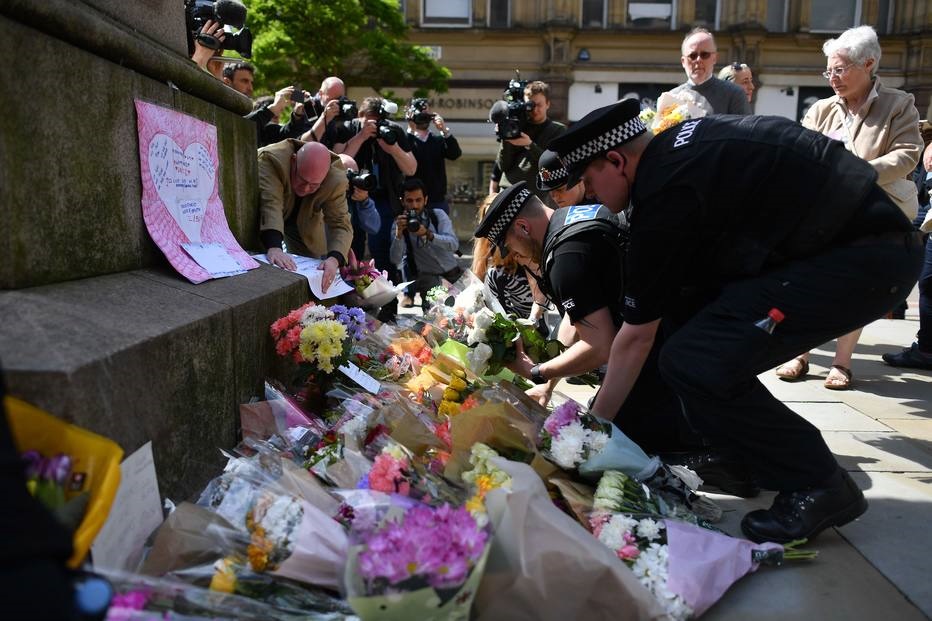 Pessoas prestam homenagens ao mortos no atentado de Manchester 