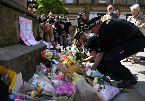 Pessoas prestam homenagens ao mortos no atentado de Manchester 